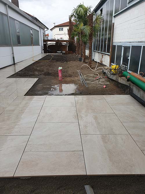 Gartenanlage mit Palmen im Industriegebiet