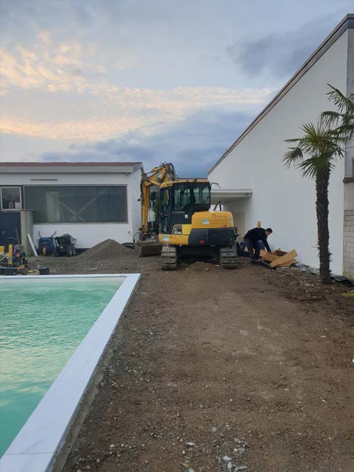 Gartenanlage mit Palmen und pool